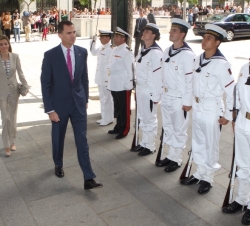 Sus Altezas Reales los Príncipes de Asturias reciben honores de ordenanza a su llegada al Museo Naval